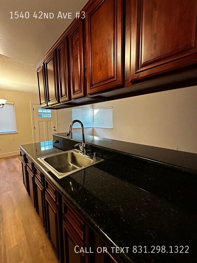 Foto del edificio - Jewel box ground level apartment with hard...