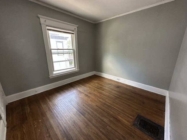 Building Photo - 138 W Beard Ave