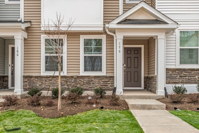 Building Photo - Beautiful 3 bedroom townhome available Aug...