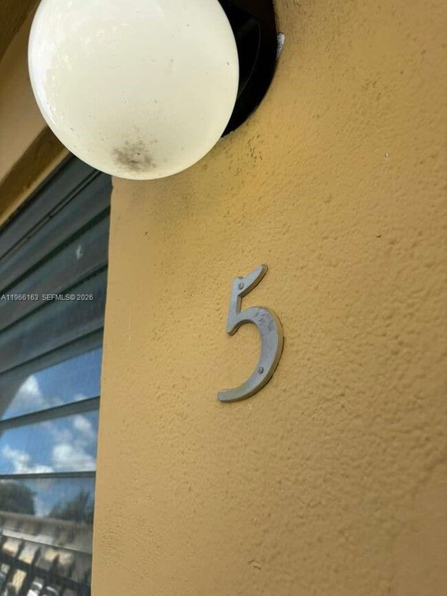 Building Photo - 301 Sharar Ave