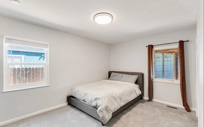Foto del edificio - 1034 Caldwell Ave