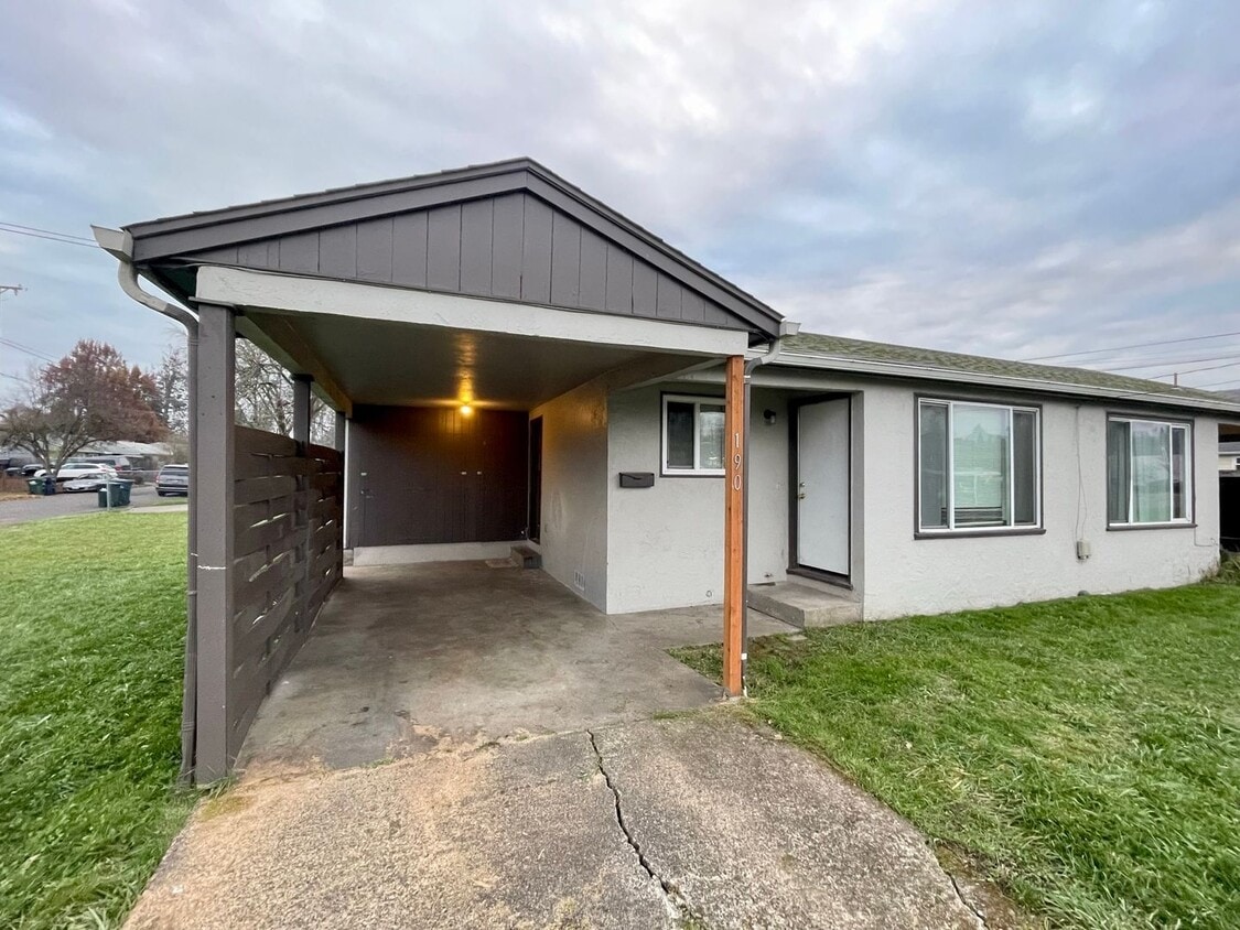 Primary Photo - 2 Bedroom/ 1 Bath Unit- Available NOW!!