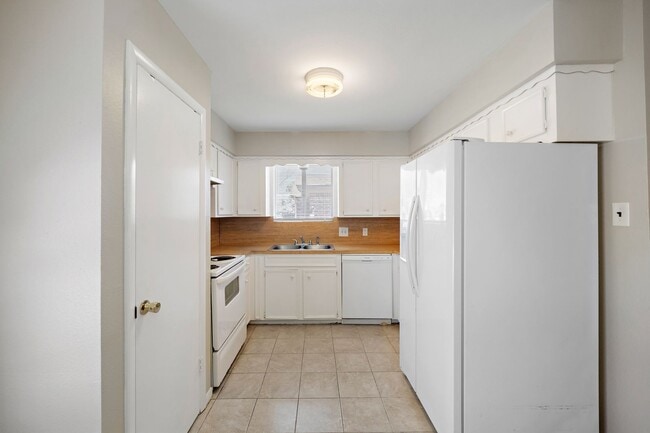 Building Photo - Lovely 4 Bedroom 2 Bath 2 Car Garage home with Large, Privacy Fenced Backyard!! Fresh Paint, Cera...