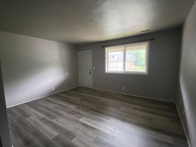 Building Photo - 213 Sunnyridge Ct