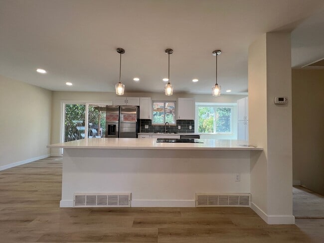Building Photo - Recently Renovated 4BD/3BA Home in North B...