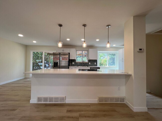 Foto del edificio - Recently Renovated 4BD/3BA Home in North B...