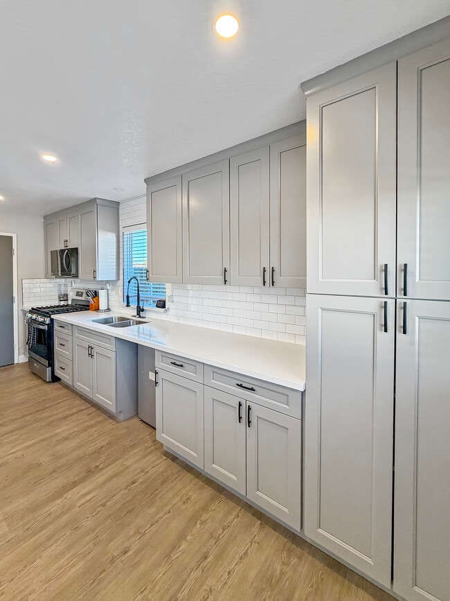 Building Photo - 460 River Valley Ave