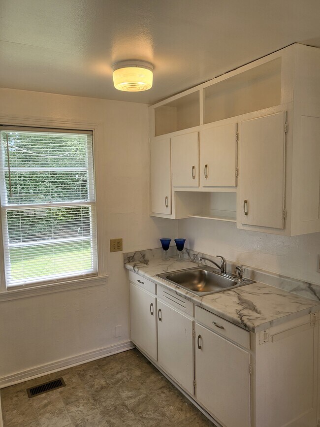 Kitchen - 920 Parklane St NW