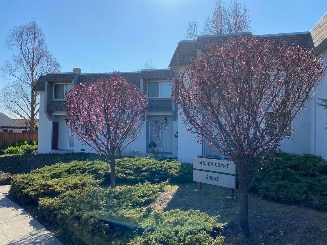 Foto principal - Spacious Updated 2 bed , 1 Bath now Availa...