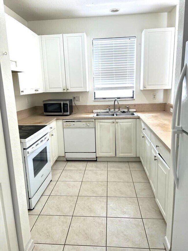 Building Photo - 854 Sweet Lake Cir