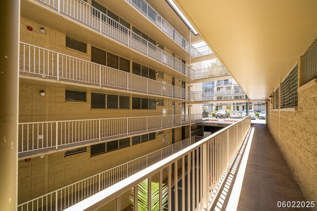 Building Photo - $2,500 /2 Bed /1 Bath / 2 PARKING In beaut...