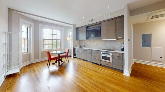 Foto del edificio - Dupont Circle Modern Studio Apartment In Historic Building W/Extra Storage!