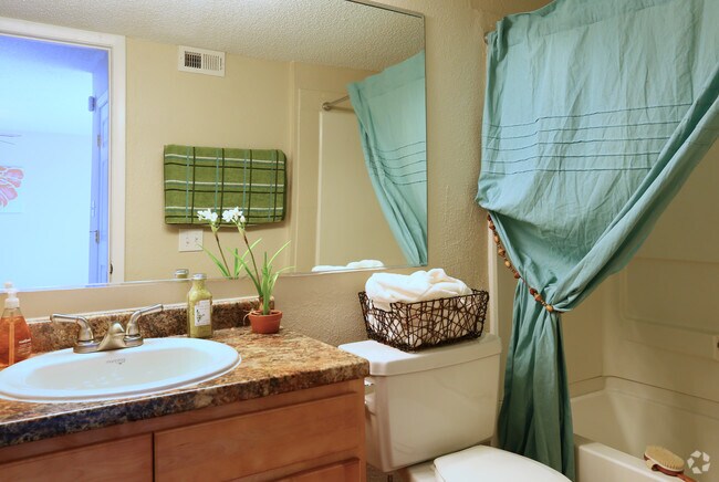 Baño - Parkway Square Apartments