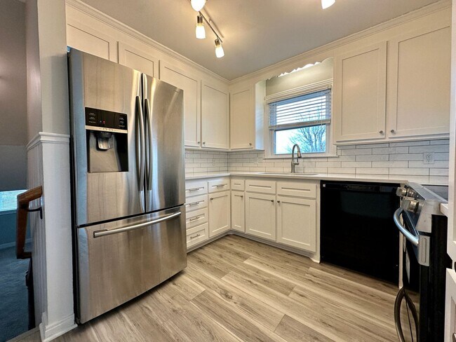 Foto del edificio - Remodeled beauty in Charolette Park