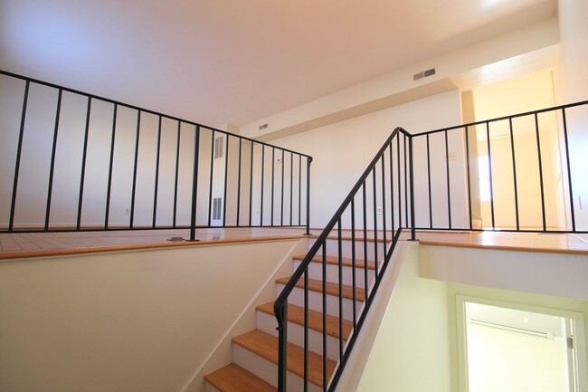 Foto del edificio - Large 3 bedroom townhome with a fenced in ...