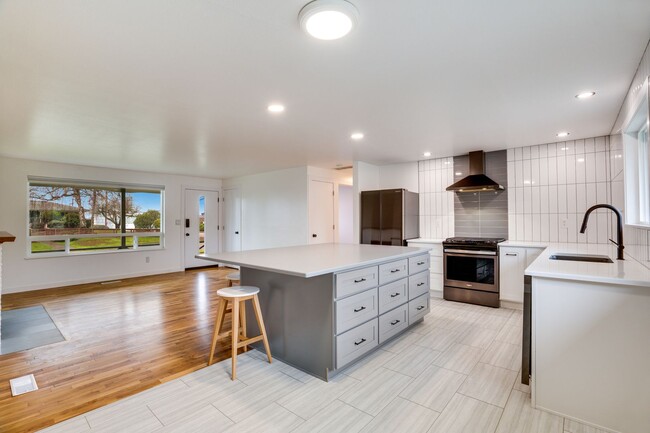 Foto del edificio - Updated Kitchen w/Private Fenced Backyard