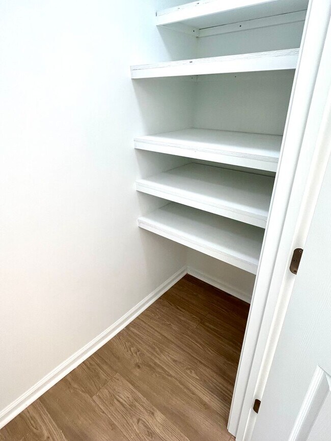 Foto del edificio - 3725 Boyette Ct E