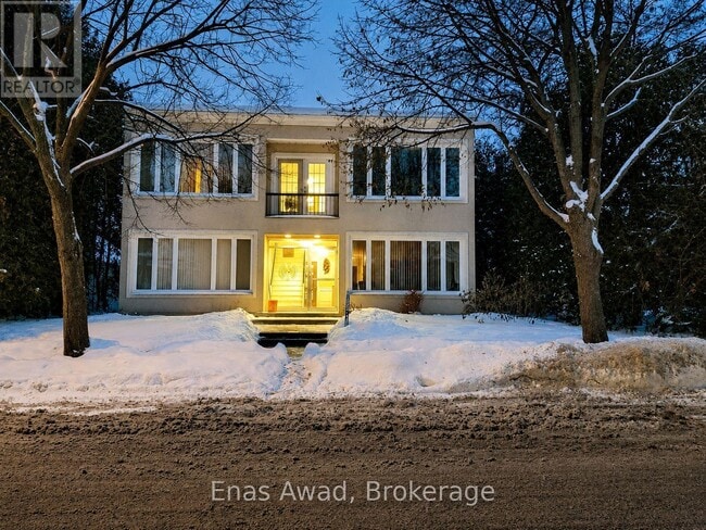 Building Photo - 111 Crichton St