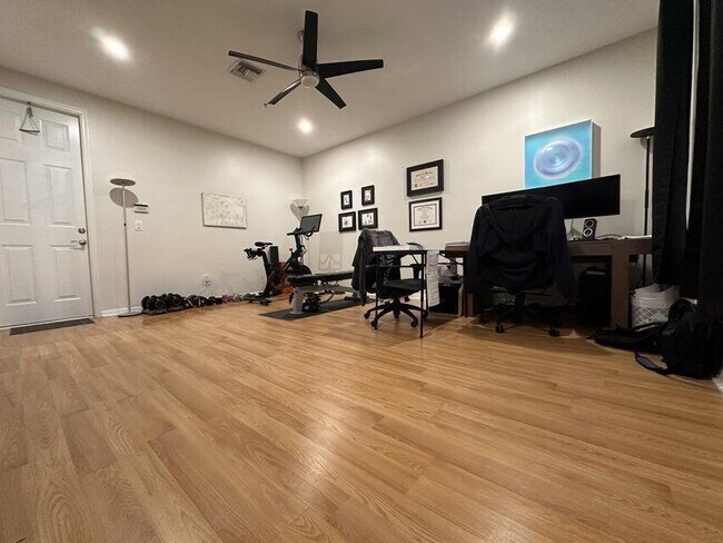 Foto del edificio - 1460 Corbison Point Pl