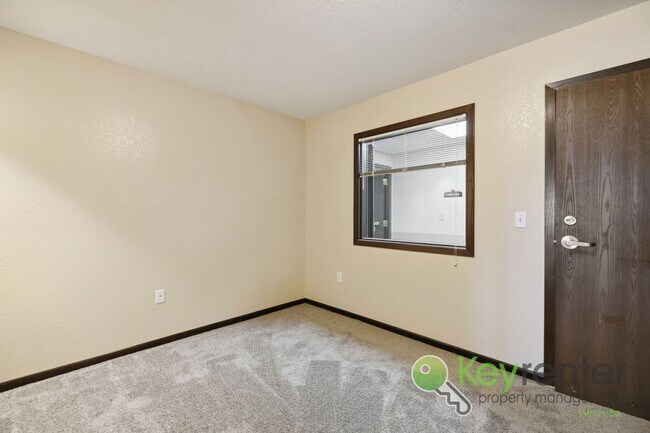 Foto del edificio - 1411 S Douglas Ave