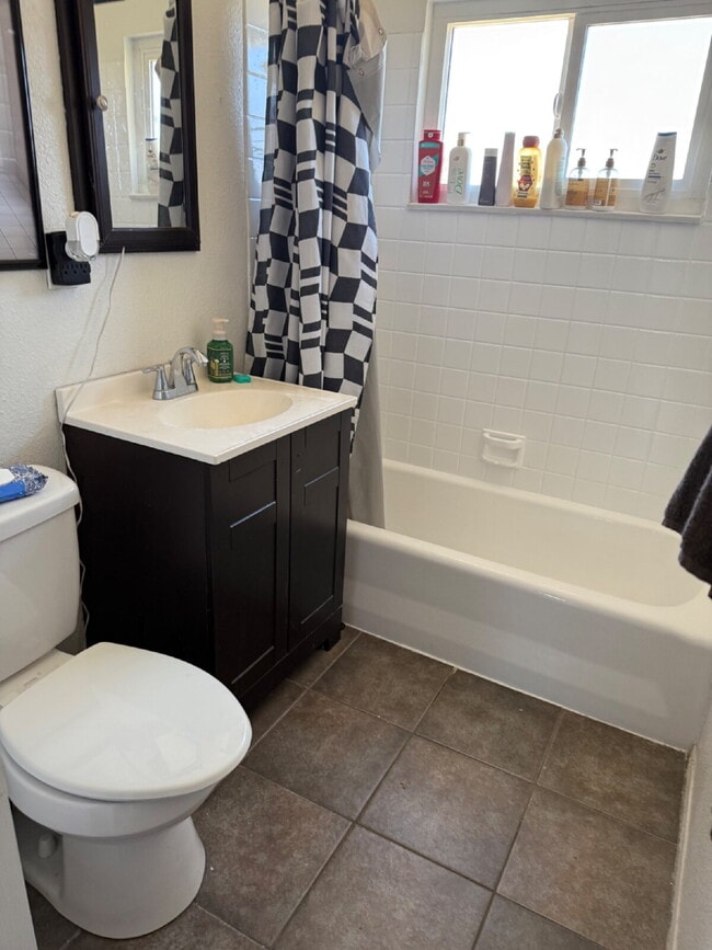 Building Photo - Don't miss out on this beautiful and spacious home!  Large back yard with detached workshop!