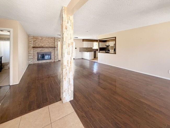 Building Photo - 200 W Rojo Dr