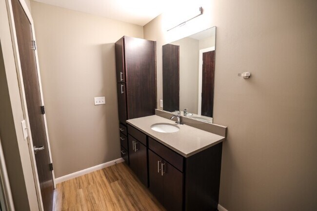 Foto del edificio - 8041 W Bluemound Rd