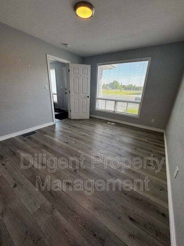 Photo du bâtiment - 260 Lansdowne St W