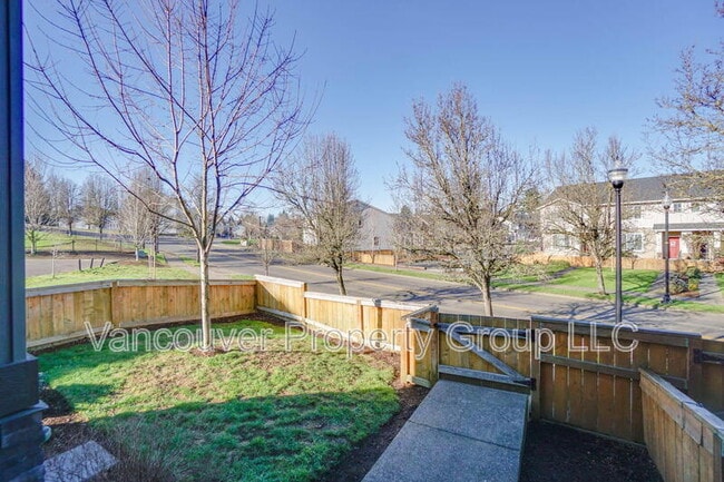 Foto del edificio - 2001 NE 4 Seasons Ln