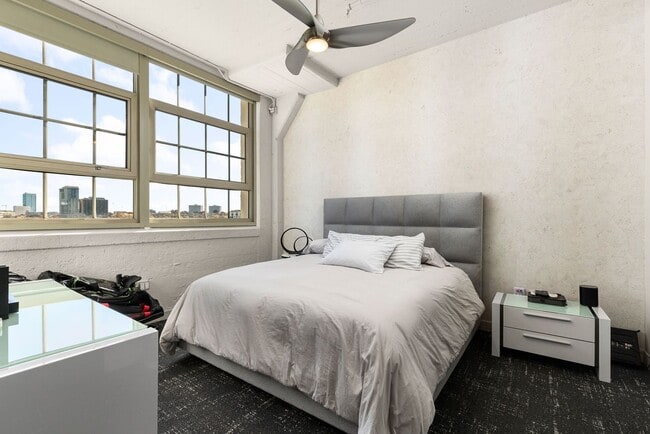 Foto del edificio - Fabulous Urban lifestyle in the Historic Montgomery Plaza with a panoramic Downtown Fort Worth view!