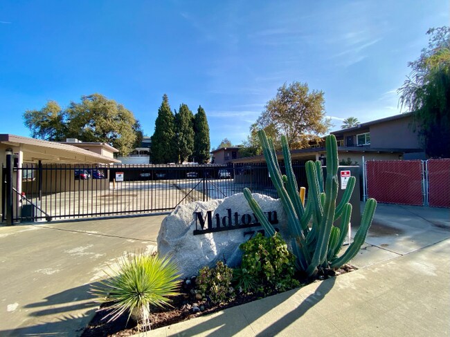 Building Photo - 718 N Floral St