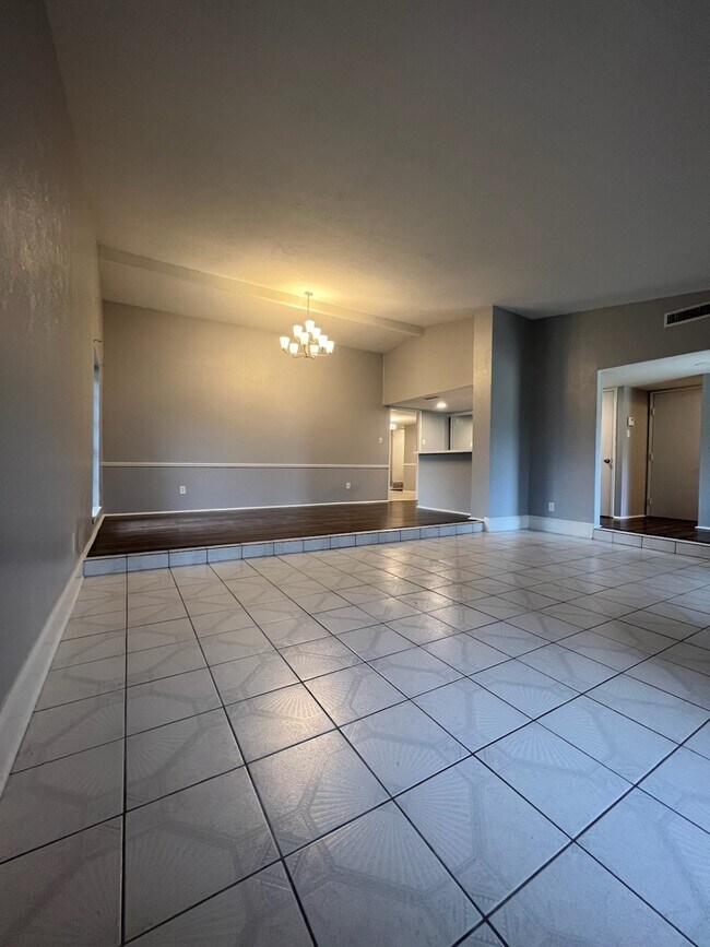 Foto del edificio - 8103 Edgebrook Forest Ct