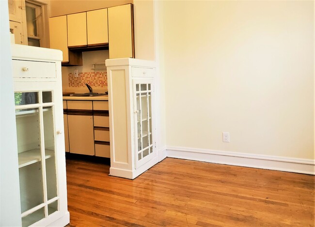 Foto del edificio - Wrigleyville – BIG 1-Bedroom Apartment - A...