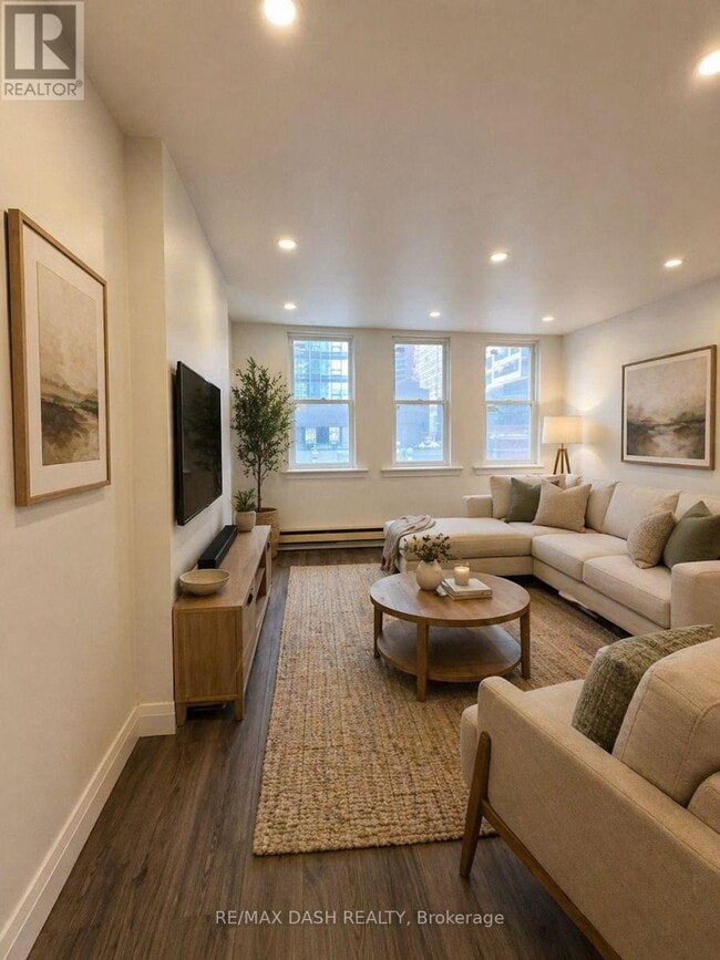 Building Photo - 565 Yonge St