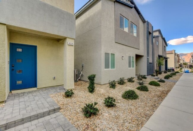 Building Photo - Don't miss this Top Notch 4 Bedroom, Beaut...