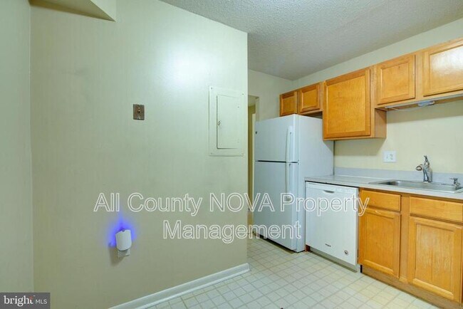 Building Photo - 613 Center St