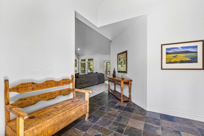 Building Photo - Single Level Gorgeous Awbrey Glen home!