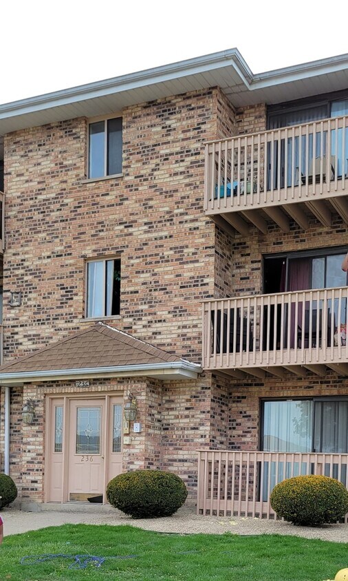 236 Yates Ave Unit 1N, Calumet City, IL 60409 Condo for Rent in