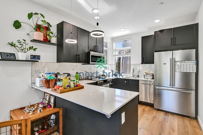 Building Photo - Modern Luxury 3 bedrooms and 2 bathrooms T...