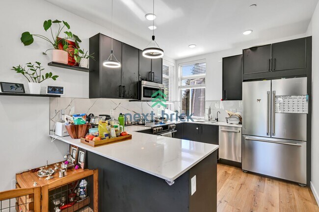 Foto del edificio - Modern Luxury 3 bedrooms and 2 bathrooms T...