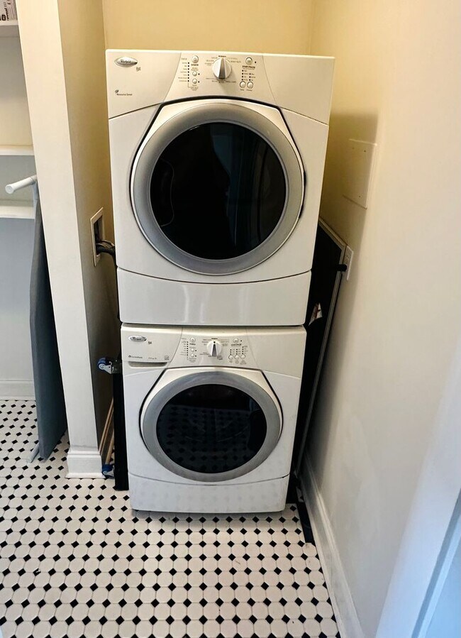 Foto del edificio - 1841-1843 Edgeland Ave