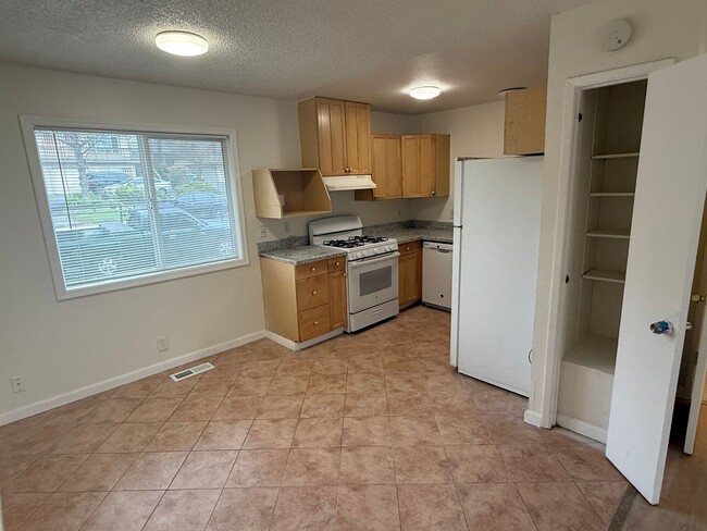 Building Photo - Recently Updated 2 Bedroom Townhome in Val...