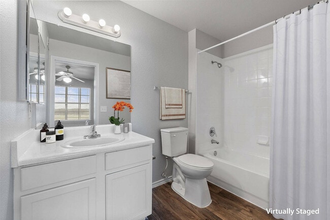 Baño moderno en Fort Branch en Truman&#39;s Landing - Austin, TX - Fort Branch at Trumans Landing