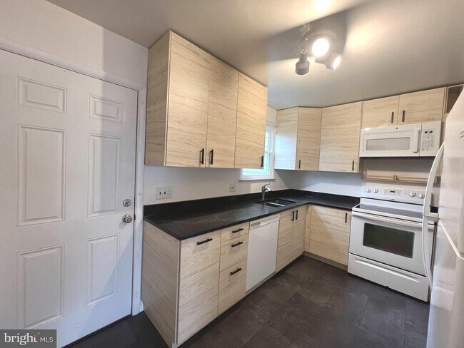 Building Photo - Beautiful 2bd 1.5bth townhome in Elvaton T...