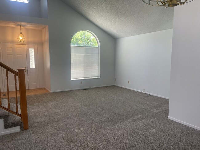 Building Photo - Lakeside area 3 bedroom, 2.5 bath home