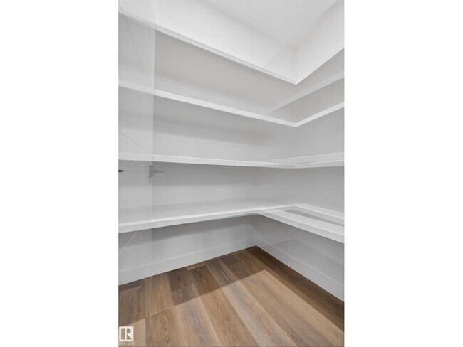 Photo du bâtiment - 5213-104A 104a St NW