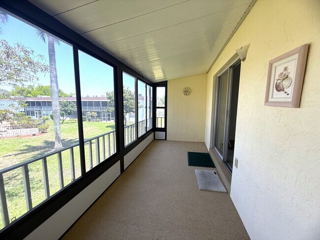 Foto del edificio - FIRST MONTHS RENT FREE!!! Beautiful 2 MASTER SUITE CONDO in Central Ft. Myers with Over 1200 Sqft.