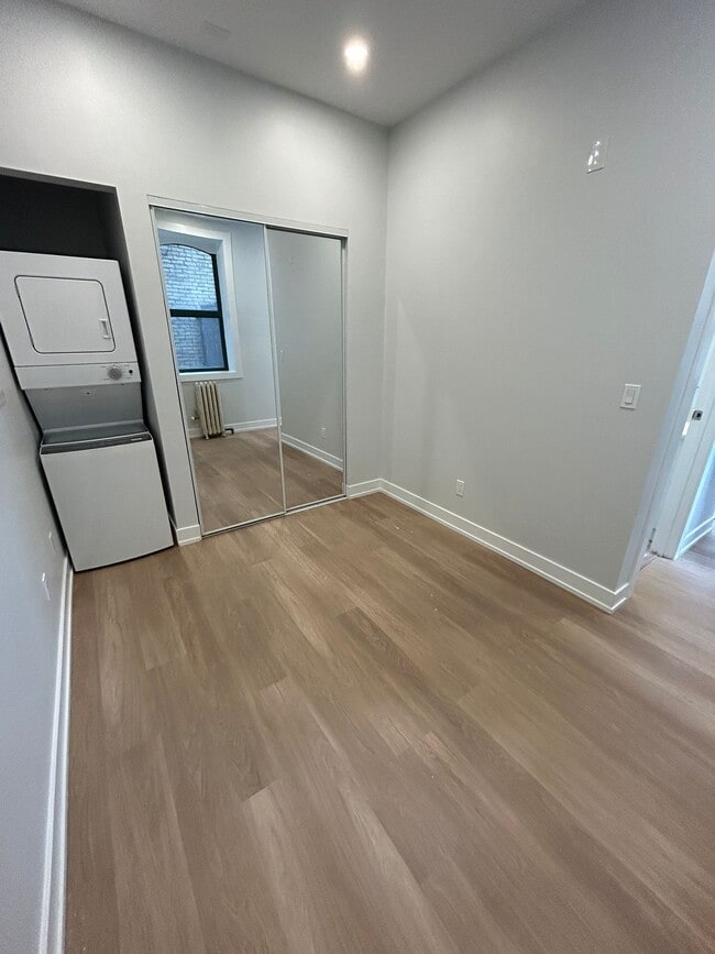 Photo du bâtiment - 592-596 Church St & 67-71 Gloucester St