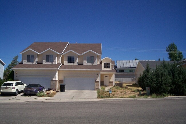 Building Photo - 3 Bedroom - 2.5 bath Twin Home -Pets consi...