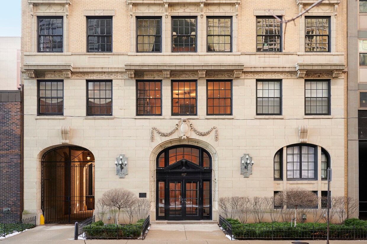 Primary Photo - 257 E Delaware Pl